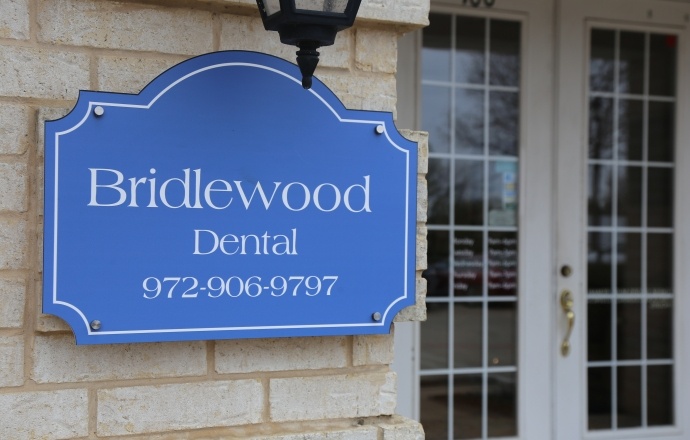 Bridlewood Dental of Flower Mound sign on exterior of dental office building in Flower Mound